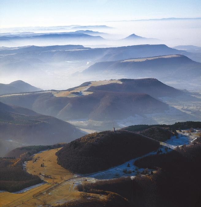 Luftbild: Bergkette in südliche Richtung vom Rossberg bis zum Dreifürstenstein gesehen, die den Rand der Schwäbischen Alb bildet, in den Tälern teils Wolkennebel