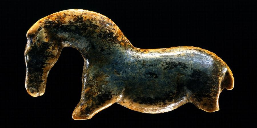 Wildpferd, kleine Skulptur aus Mammutelfenbein in der Seitenansicht