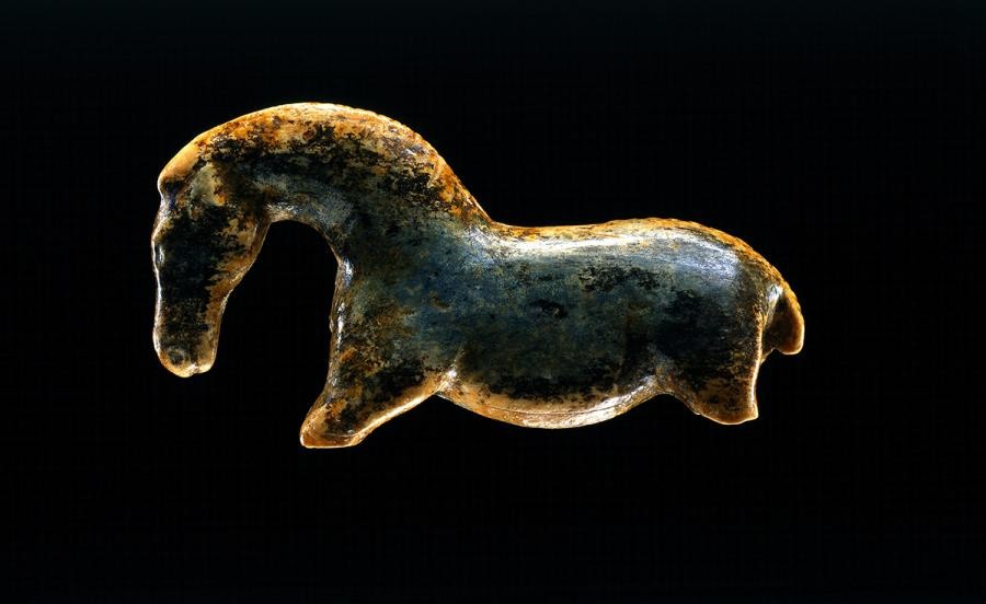 Wildpferd: kleine Skulptur aus Mammutelfenbein in Seitenansicht