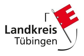 Logo mit Beschriftung "Landkreis Tübingen", angedeuteter Wappenschild, davor Teil einer Fahnenstange mit dreilatziger Fahne