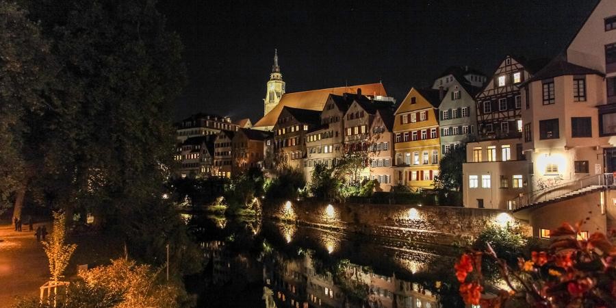 Nachstimmung, Neckar mit beleuchteter Häuserzeile und Stiftskirche