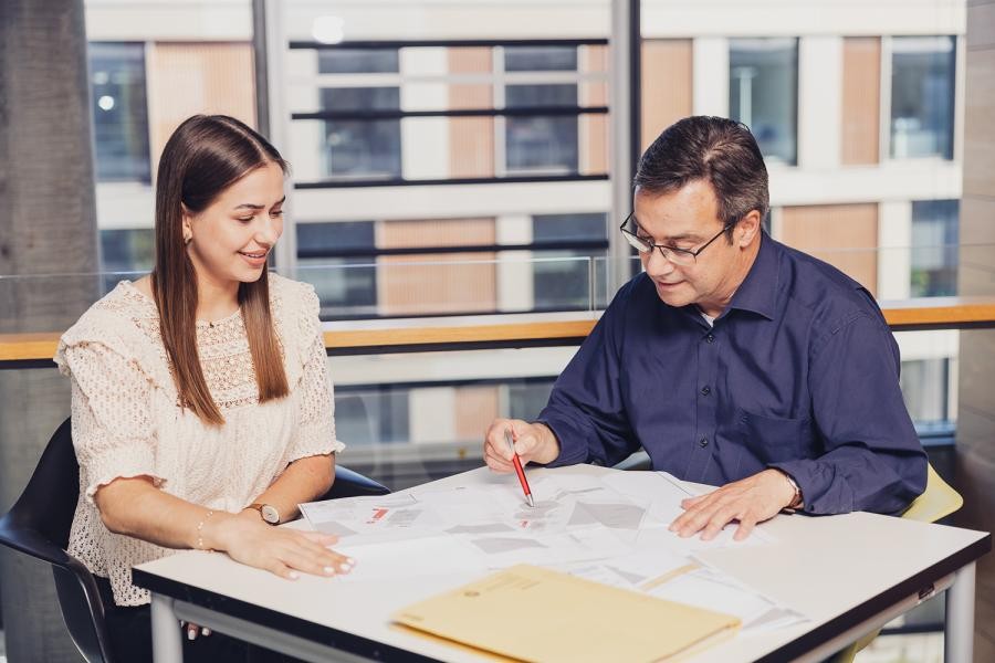 Praktikum beim Landratsamt Tübingen Zwei Mitarbeitende an einem Tisch bei gemeinsamer Besprechung und Bearbeitung