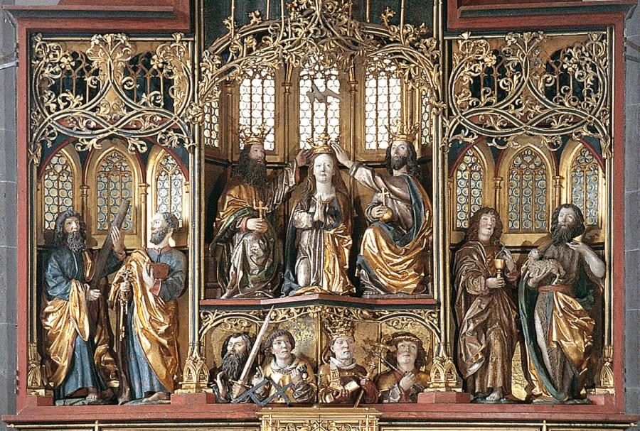 Spätgotischer Schnitzaltar geöffnet, in der Mitte die Krönung Mariens