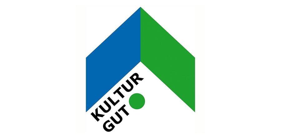 Logo aus zwei trapezförmigen, in Form eines Daches angeordneten Flächen, Beschriftung "KULTUR GUT", mit einem grafischen Punkt