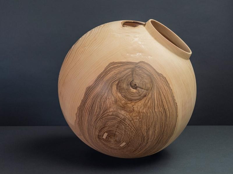 Vase, in Form einer Kugel aus Holz, mit schräg nach oben zeigender Öffnung