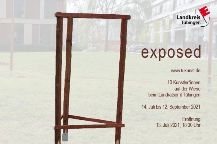 Dreiseitige Holzkonstruktion als Träger für die Ausstellungsstücke im Außengelände beim Landratsamt, Beschriftung mit den Daten zur Ausstellung exposed 