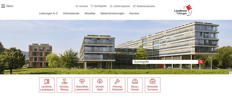 Ansicht der Startseite von kreis-tuebingen.de, mit einem großen Foto der Landratsamtsgebäude und den Bedienungselementen der Webseite des Landratsamts