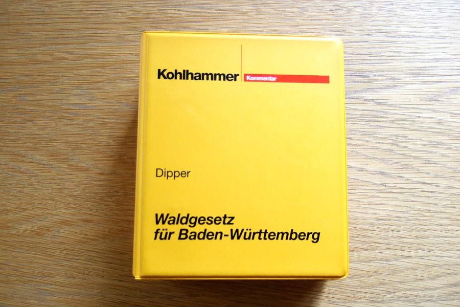 Gesetzbuch mit Beschriftung "Waldgesetz für Baden-Württemberg"