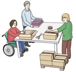 3 Personen sind einem Tisch. Eine von den Personen sitzt im Rollstuhl. Die Personen verpacken etwas. Neben dem Tisch liegen Kartons.