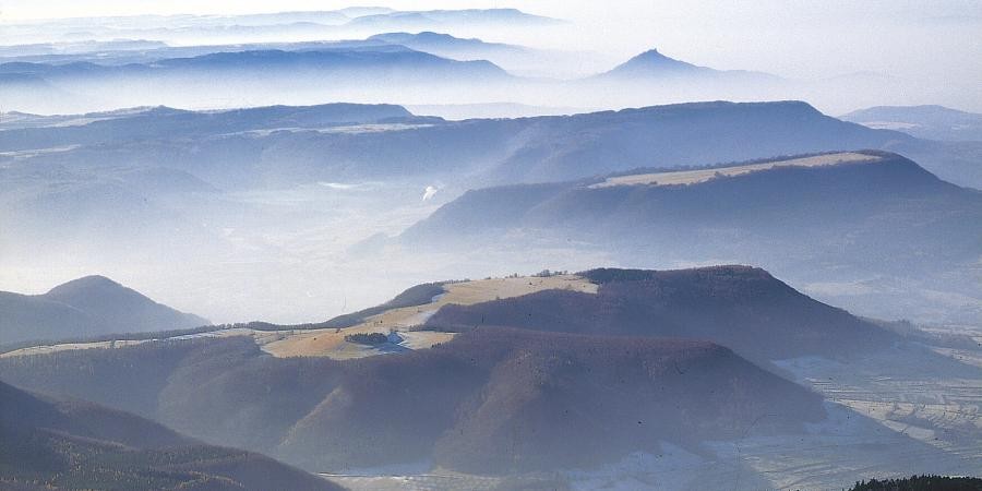 Eine der reizendsten Partien des Landes Berge am Albtrauf, in den Tälern liegen Nebelschwaden