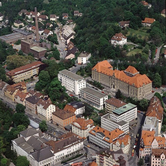 Luftbild, in der Bildmitte die Doblerstraße mit den Landratsamtsgebäuden 13, 15 und 21, gegenüber das Landgericht, umgebende Bebauung mit einem Teil der Wilhelmstraße und der Brunnenstraße