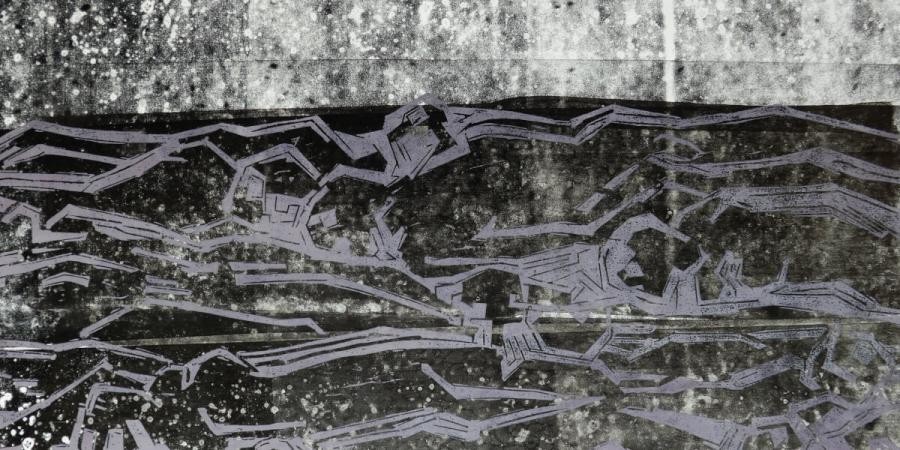 Ausschnitt aus einem Kunstwerk in Schwarz- und Grautönen: im unteren Dreiviertel sind auf einem dunkleren Untergrund, der horizontal den helleren, flächig gemusterten Hintergrund überlagert, unregelmäßige horizontal angeordnete Strukturen zu erkennen