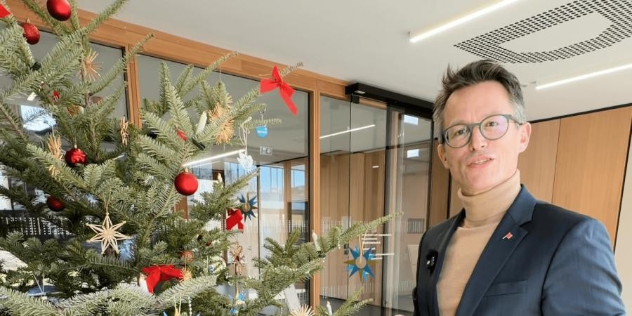 Vorschaubild des Videos: Weihnachtsbaum im Gebäude, daneben steht Landrat Dr. Bednarz und spricht