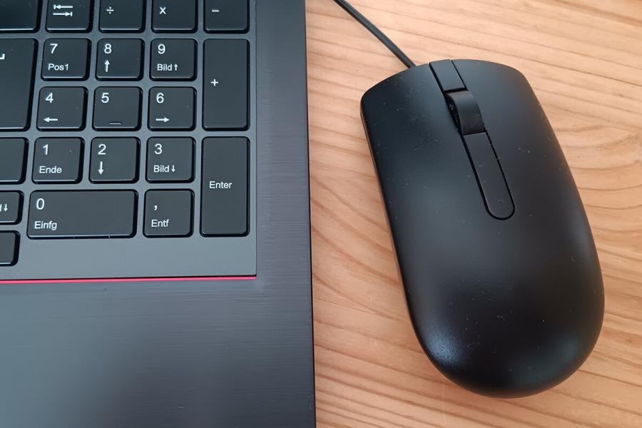 Ausschnitt eines Laptops mit Maus