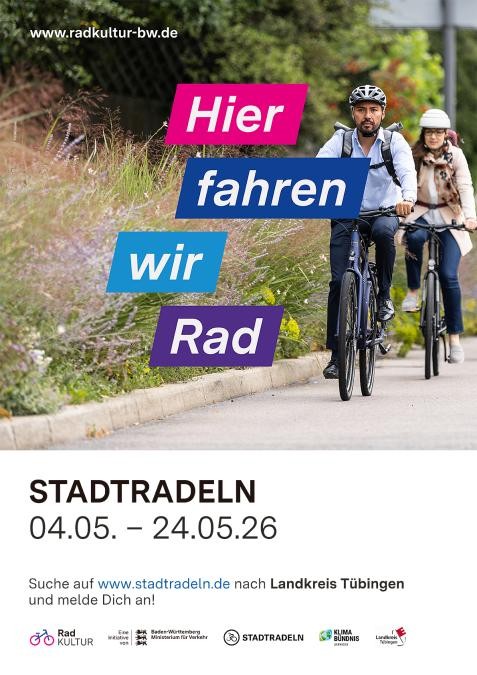 Plakat mit Beschriftung "Hier fahren wir Rad. Stadtradeln, 04.05.-24.05.26", Fotomotiv mit Radler:innen