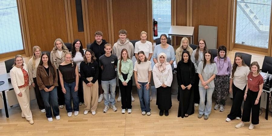 Gruppe von jungen Menschen mit den Personal- und Ausbildungsverantwortlichen des Landratsamts im großen Sitzungssaal