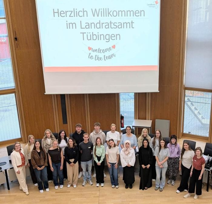 Gruppe von jungen Menschen mit den Personal- und Ausbildungsverantwortlichen des Landratsamts im großen Sitzungssaal