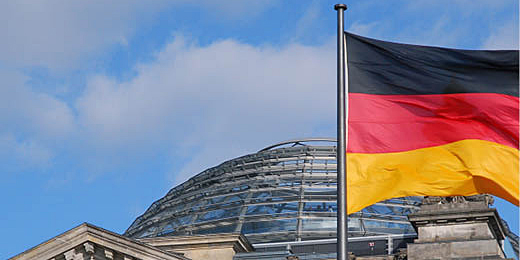 Gläserne Kuppel des Bundestags, Berlin, Teil einer wehenden Flagge der Bundesrepublik davor