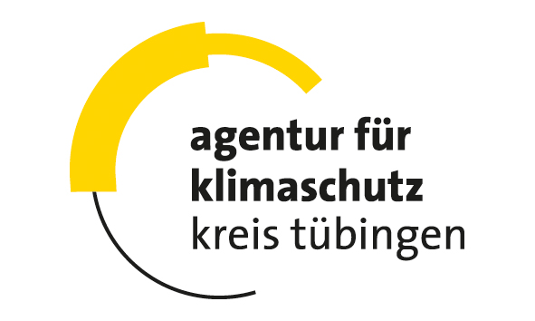Logo mit Beschriftung "agentur für klimaschutz kreis tübingen", eingerahmt von einem dreiviertel Kreis in grafischer Gestaltung