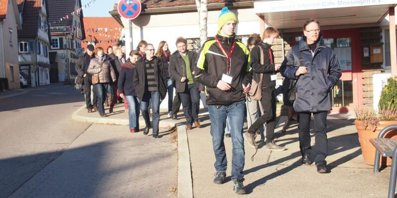 Eine Gruppe von Personen geht eine Straße entlang