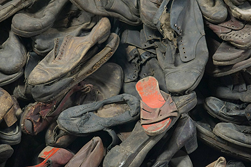 Viele getragene Schuhe auf einem Haufen
