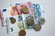 Drei Geldscheine 20, 10 und 5 Euro und Münzen