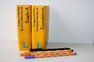 Zwei Sprach-Wörterbücher Englisch und Französisch und Stifte