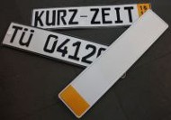 Mehrere Kennzeichen, eines beschriftet mit "TÜ und einer Nummer", eines mit "KURZ-ZEIT", besondere Randmarkierung