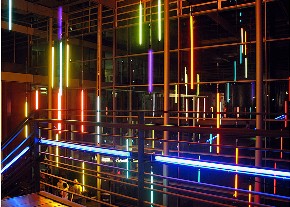 Lichtinstallation bei der Kulturnacht - Leuchtröhren hängen in der Glashalle des Landratsamts