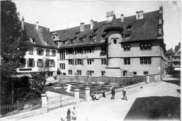 Rechtwinklig angeordnete Gebäude in der Tübinger Altstadt mit einem umzäunten Vorplatz und Garten