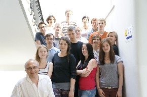 Gruppe von jungen Personen auf einer Treppe für das Foto aufgestellt.
