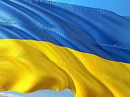 Die Flagge der Ukraine weht im Wind