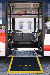 Bustüre mit aufgeklappter Rampe für den Zugang mit Rollstuhl