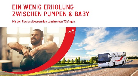 Lächelnder Mann während des Krafttrainings im Fitness Center, Bus mit KREISBUS-Logo geschwungene Linie auf einer Straße mit der Aufschrift "Ein wenig Erholung zwischen Pumpen & Baby"