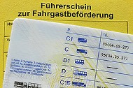 Ausschnitt einer Führerscheinkarte liegt auf einem Dokument mit der Beschrftung "Führerschein zur Fahrgastbeförderung"