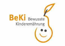 BeKi Logo zeigt eine lächelnde orangefarbene Birne mit der Aufschrift: BeKi Bewusste Kinderernährung 