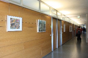 Flur im Landratsamt mit ausgestellten Kunstwerken an den Galerieleisten