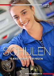 Junge Frau in Arbeitskleidung an einer Maschine, Beschriftung "Schulen Landkreis Tübingen"